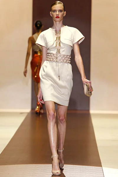 Look 10